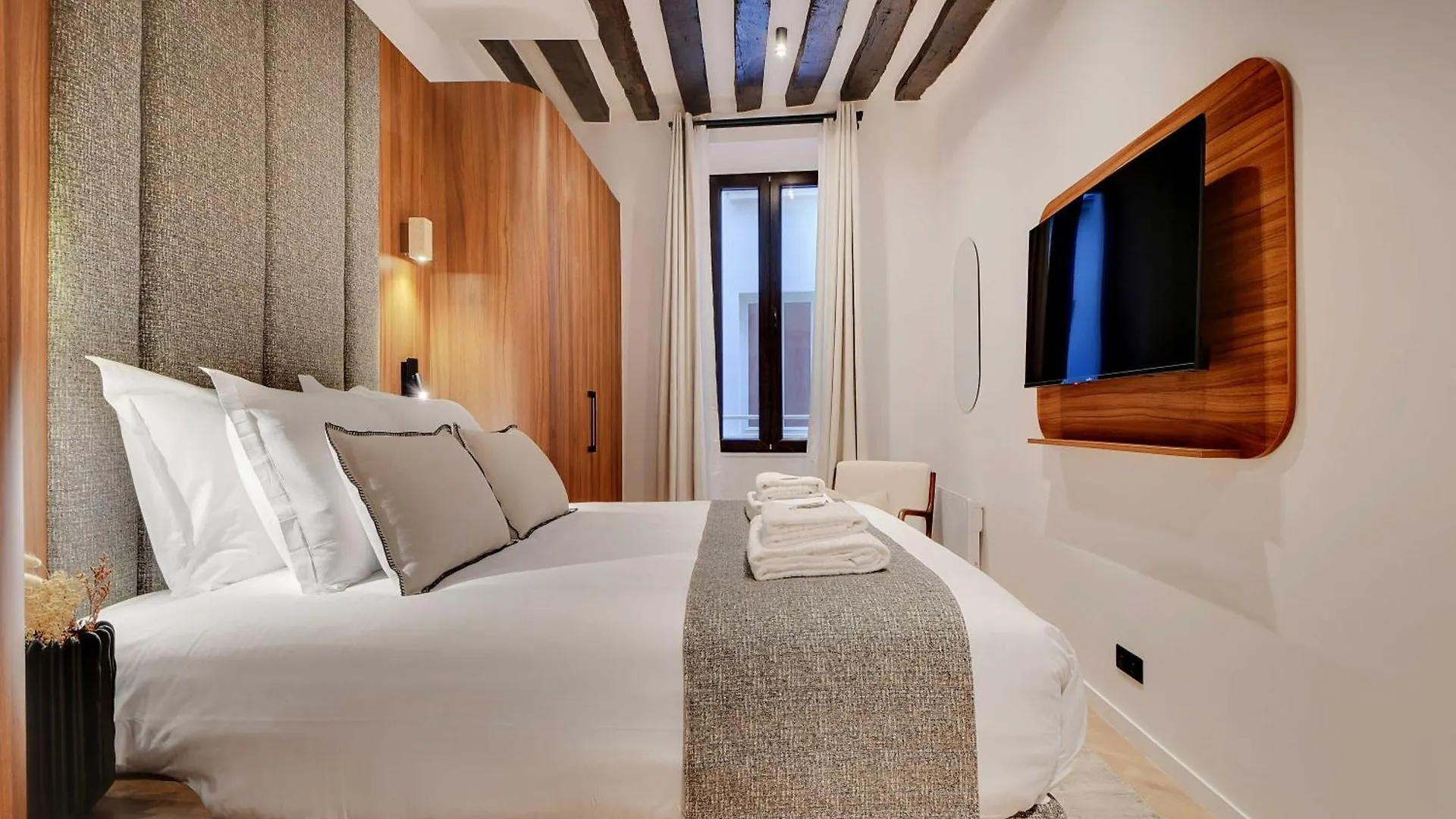 Luxury In The Heart Or Paris-notre Dame Apartment