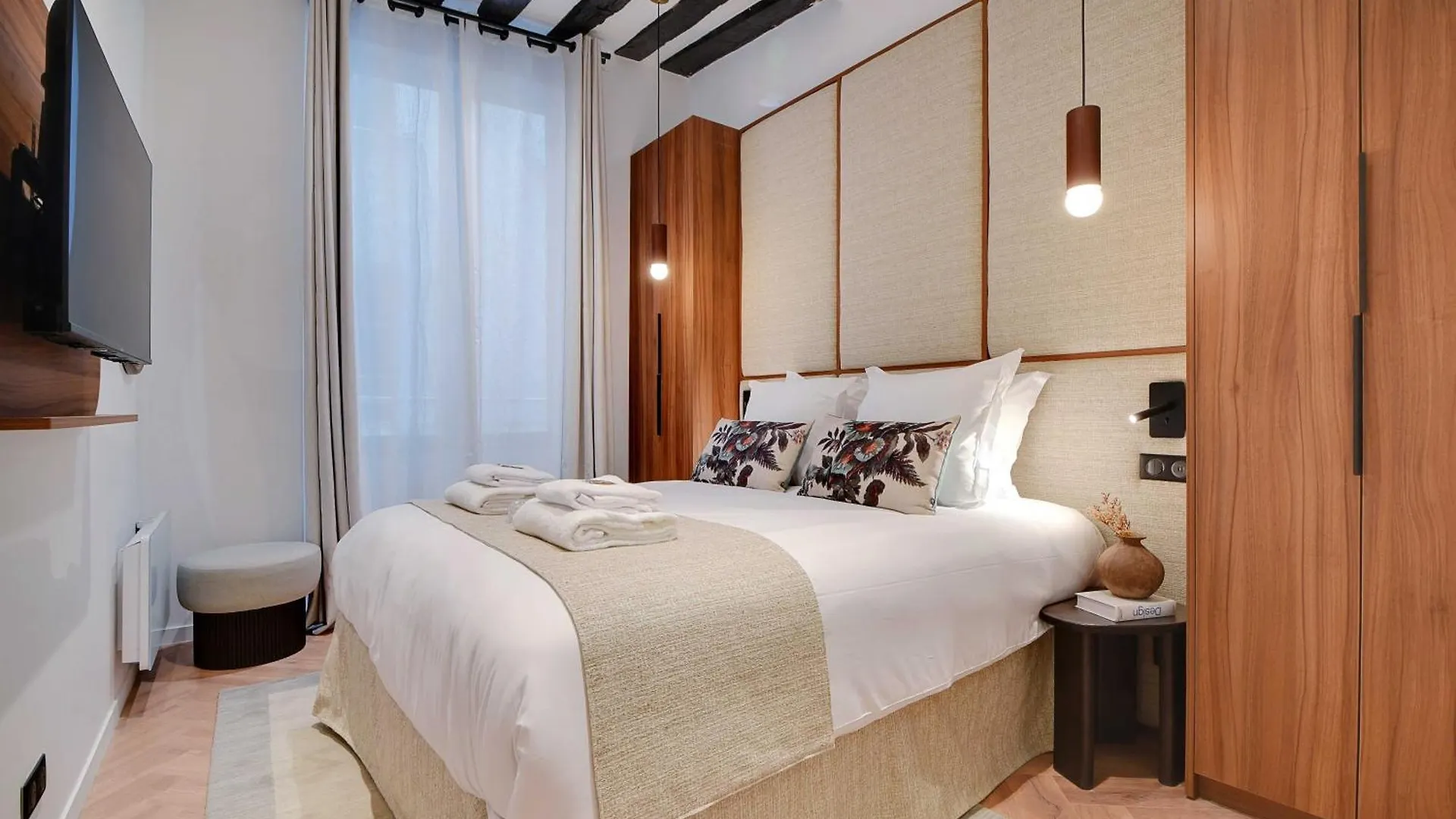 Luxury In The Heart Or Paris-notre Dame