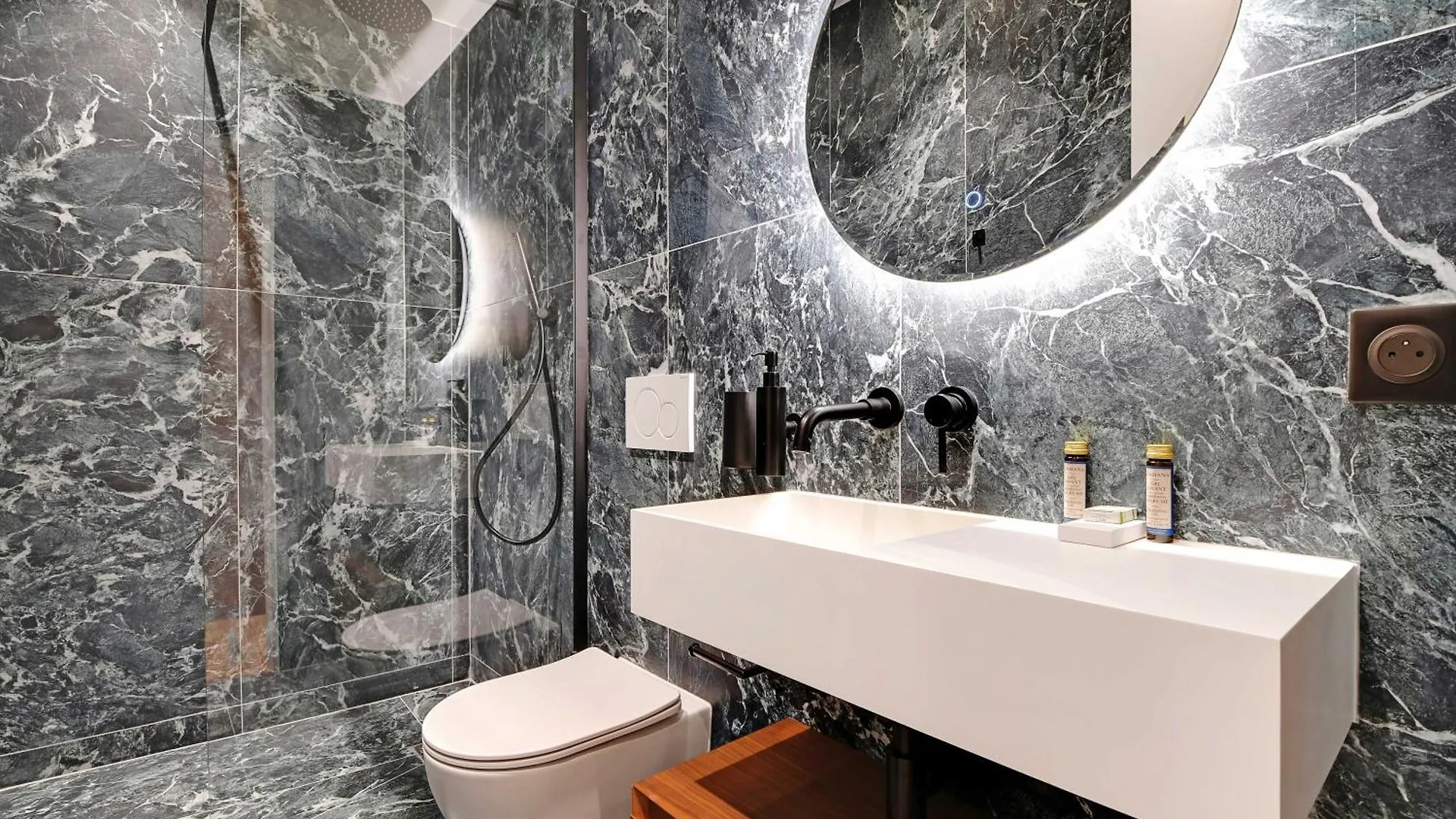 Luxury In The Heart Or Paris-notre Dame Paris