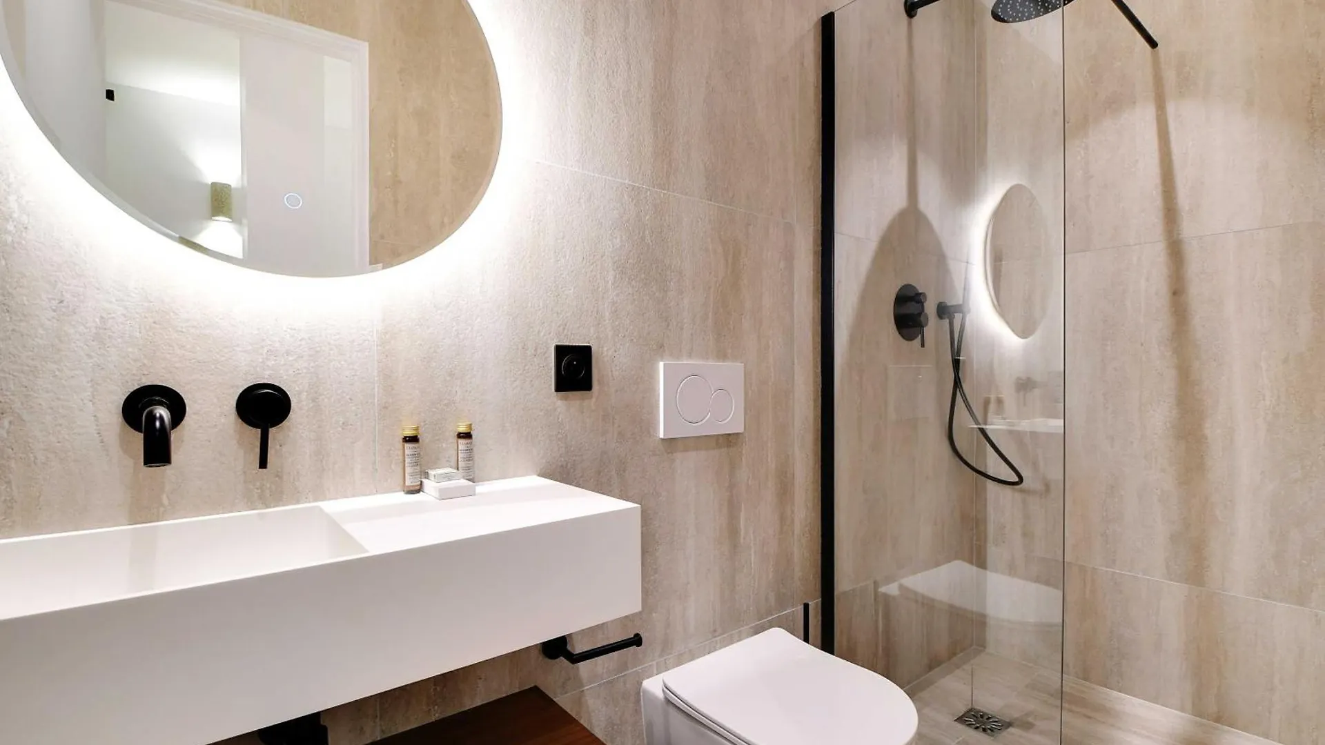 Luxury In The Heart Or Paris-notre Dame Paris